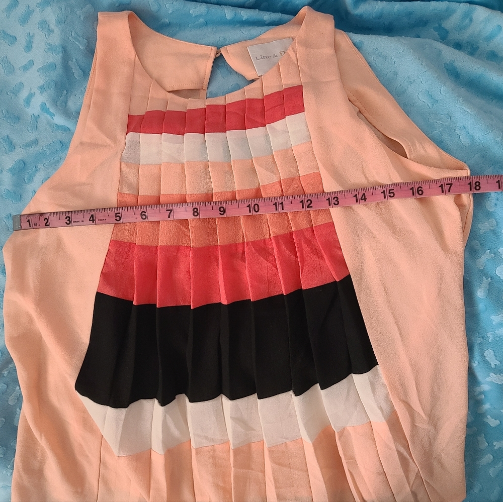 Keyhole Back Sleeveless Top - Picture 7 of 8